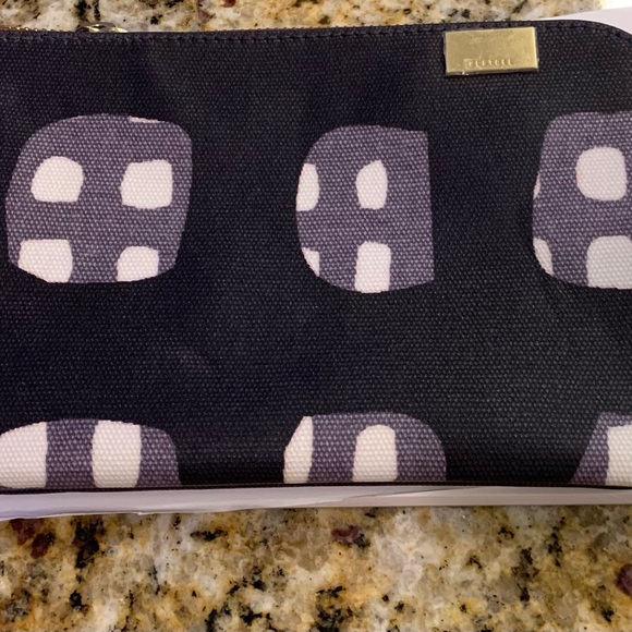 NWOT KESTREL/Anthropology cosmetic bag this is so pretty! Measures 8” x 5” x .5” - Picture 6 of 10